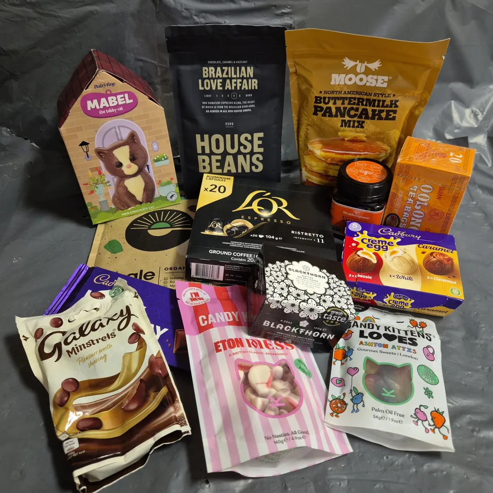 APPROXIMATELY 15 ASSORTED FOOD AND DRINK PRODUCTS TO INCLUDE - MOOSE BUTTERMILK PANCAKE MIX - CANDY KITTENS ETON MESS - CADBURY CREME EGG ASSORTMENT - ETC