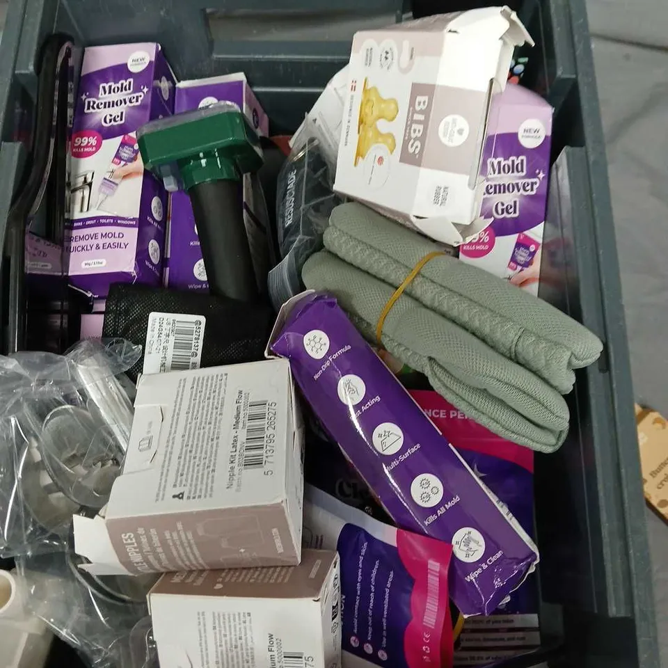 APPROXIMATELY 15 ASSORTED HOUSEHOLD ITEMS TO INCLUDE NAPPY BAGS, LED LIGHTS, CLEANING FOAM ETC 