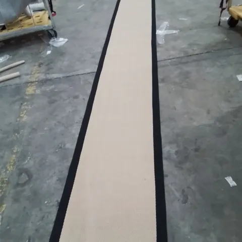 QUALITY DESIGNER AREA RUG - APPROXIMATELY 780X60CM