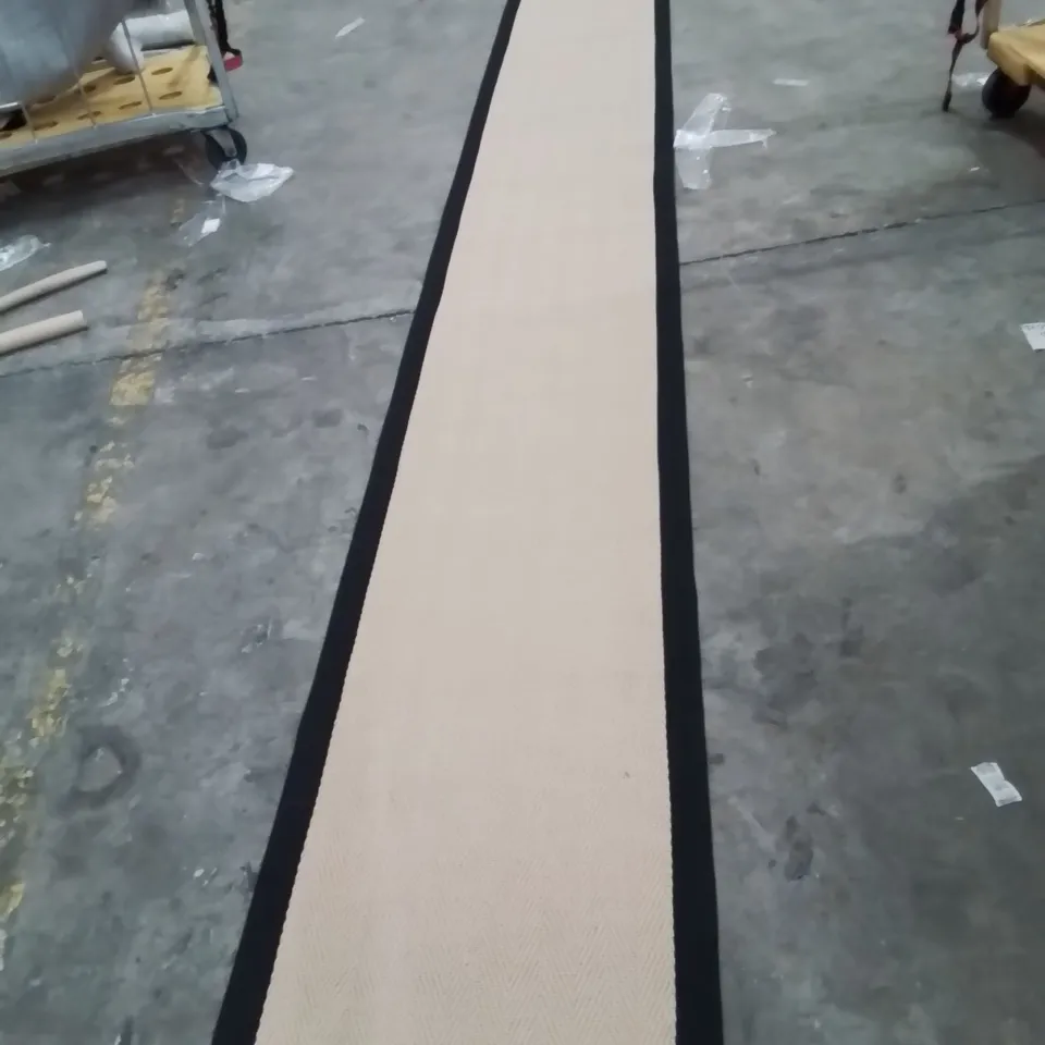 QUALITY DESIGNER AREA RUG - APPROXIMATELY 780X60CM