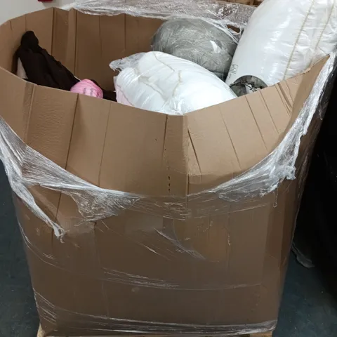 PALLET OF APPROXIMATELY 40 ASSORTED ITEMS TO INCLUDE PILLOWS, COOLING BOX, THROW, ETC - COLLETCION ONLY