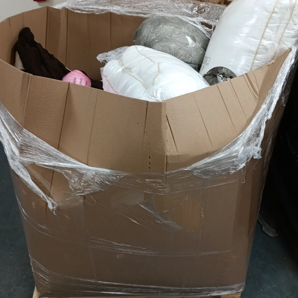 PALLET OF APPROXIMATELY 40 ASSORTED ITEMS TO INCLUDE PILLOWS, COOLING BOX, THROW, ETC - COLLETCION ONLY