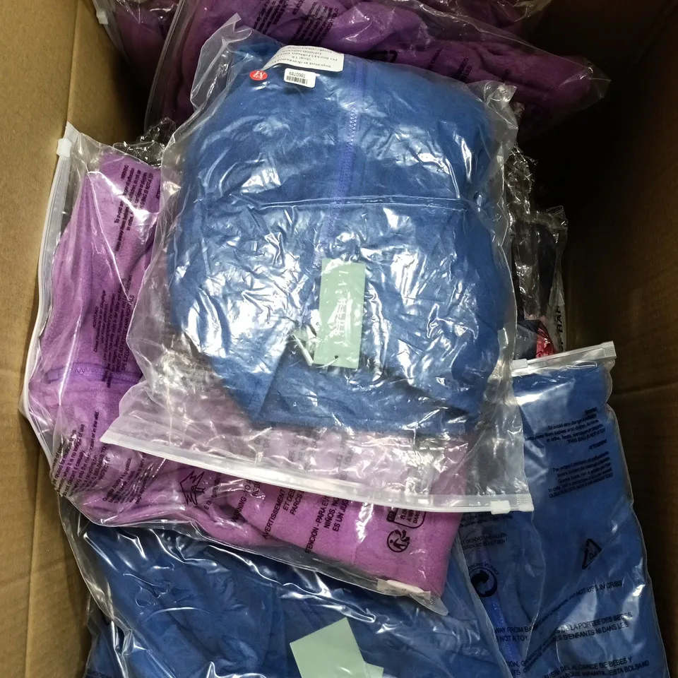 APPROXIMATELY 15 ASSORTED WOMENS CLOTHING ITEMS IN VARIOUS SIZES & STYLES 