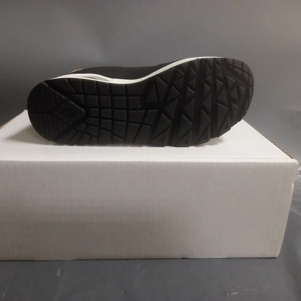 SKECHERS UNO TRAINERS BLACK WITH GOLD TRIM SIZE 4