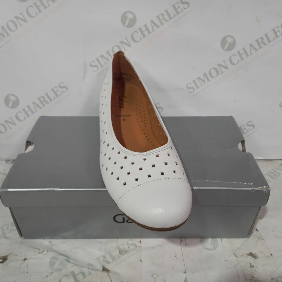 BOXED PAIR OF GABOR HOVERCRAFT SLIP-ON SHOES IN WHITE UK SIZE 9