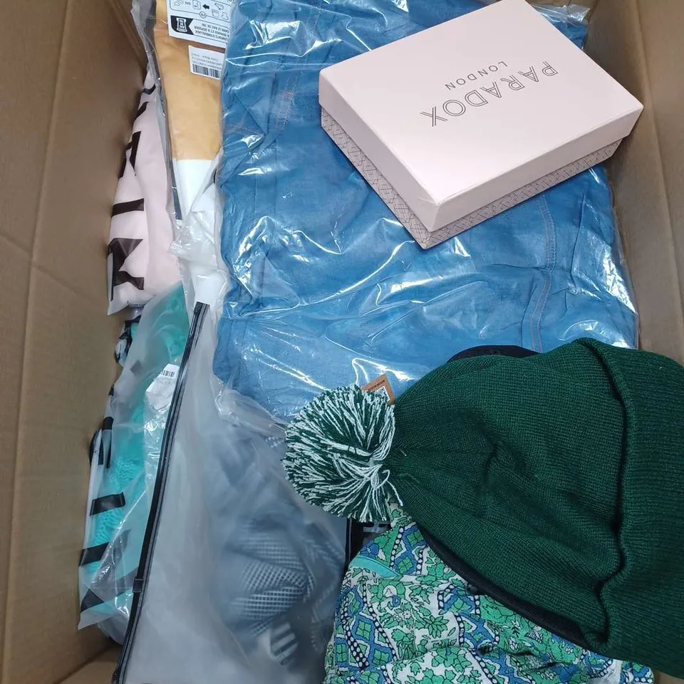 BOX OF APPROXIMATELY 22 ASSORTED CLOTHING ITEMS TO INCLUDE - HAT , SOCKS , JUMPER ETC