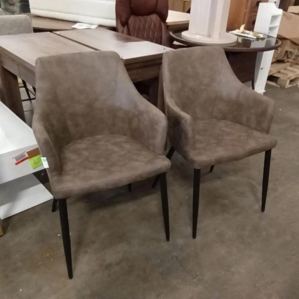SET OF 2 DESIGNER LEATHER LOOK DINING CHAIRS 