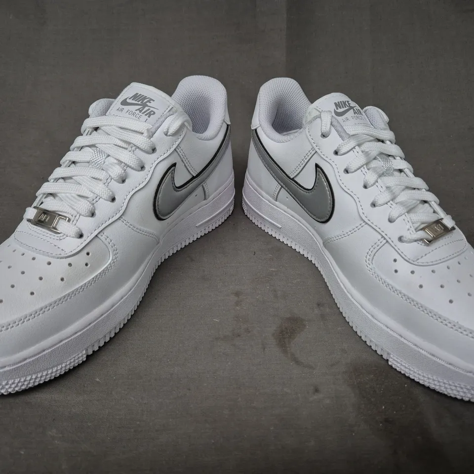 BRAND NEW BOXED PAIR OF NIKE WOMEN'S AIR FORCE 1 '07 ESS SHOES IN WHITE/METALLIC SILVER UK SIZE 5.5