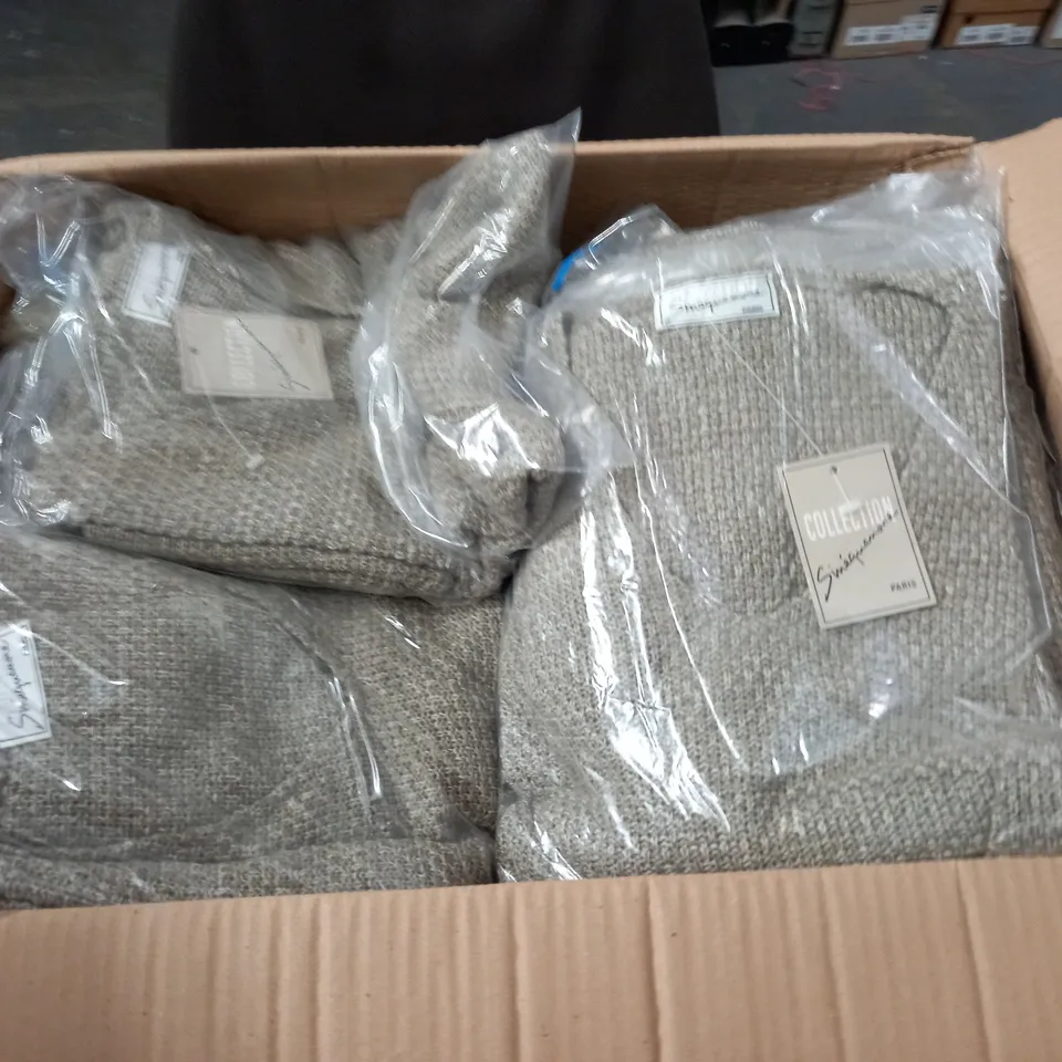 LOT OF 24 BAGGED AS NEW TEXTURED V-NECK JUMPERS - SIZE UNSPECIFED