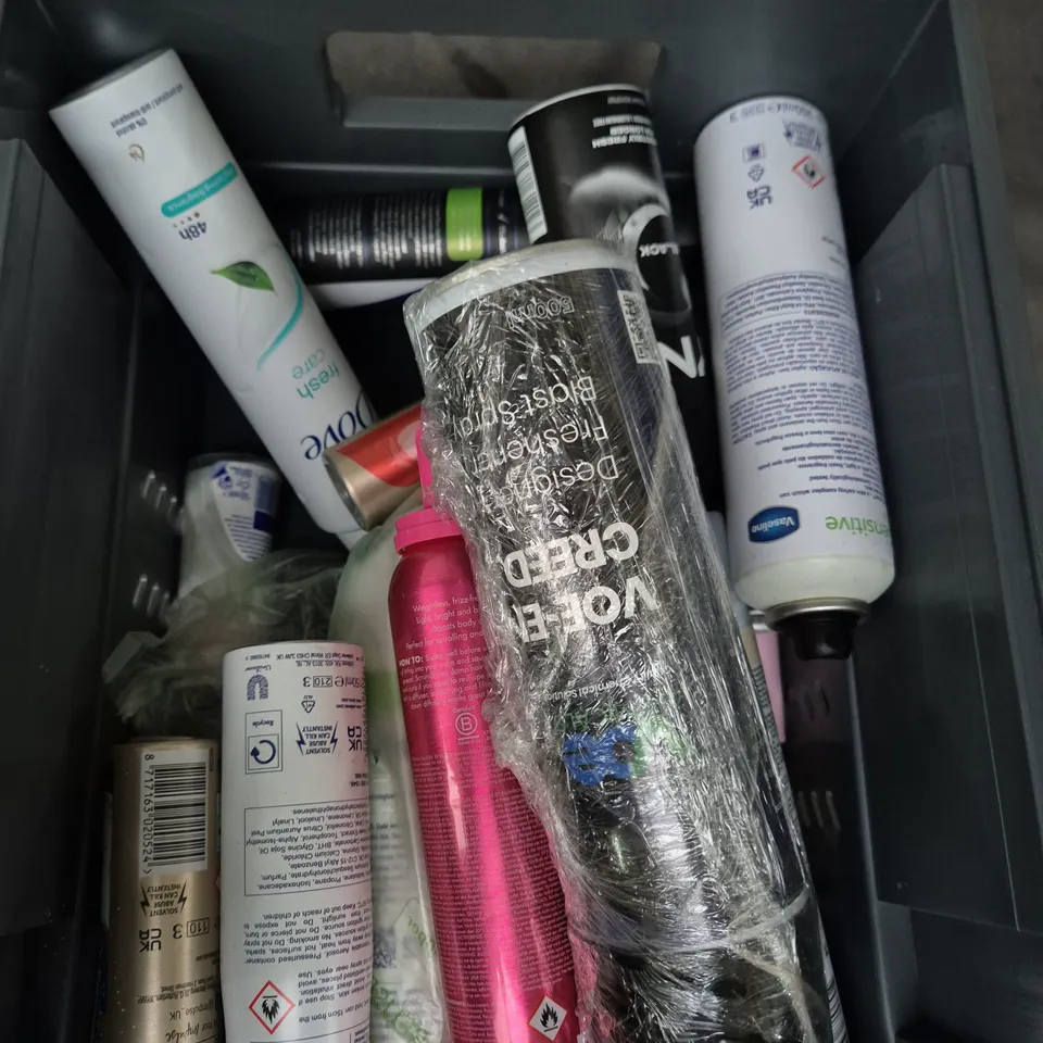 APPROXIMATELY 15 ASSORTED AEROSOLS TO INCLUDE MR SHEEN, LYNX BODY SPRAY, MITCHUM SPRAY ETC 