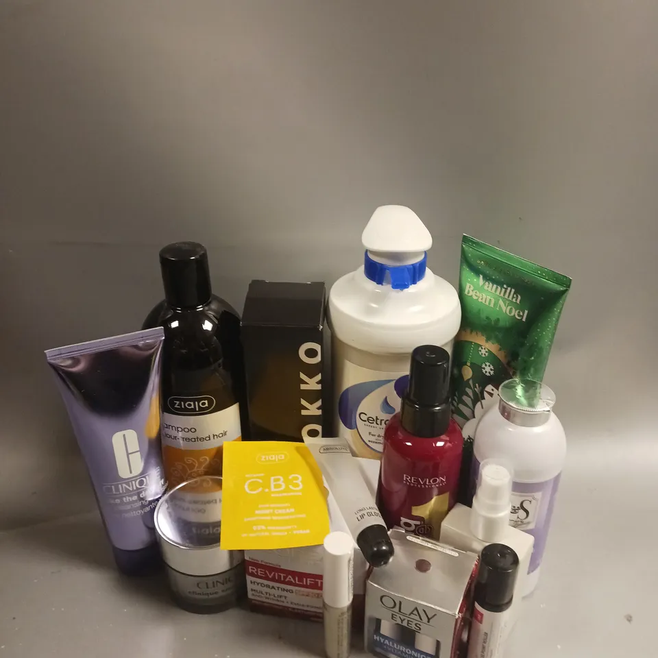 BOX OF APPROXIMATELY 15 COSMETIC ITEMS TO INCLUDE - CETRABEN NATURAL OATMEAL CREAM - L'OREAL REVITALIFT CREAM - CLINIQUE FACIAL CLEANSING MOUSSE ETC 