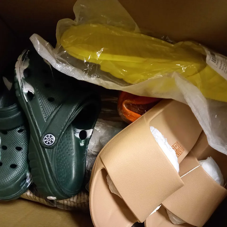 APPROXIMATELY 10 ASSORTED PAIRS OF SHOES IN VARIOUS STYLES & SIZES