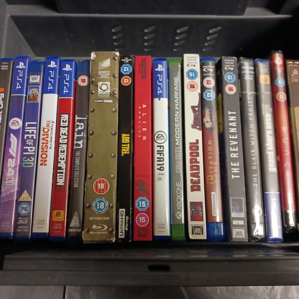 APPROXIMATELY 18 ASSORTED DVDS AND GAMES TO INCLUDE GRAND THEFT AUTO V (PS4), ALIEN ROMULUS (BLU-RAY), CALL OF DUTY MODERN WARFARE (XBOX ONE), ETC