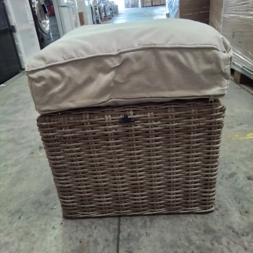 BOXED MIDDLE SOFA CHAIR - NATURAL