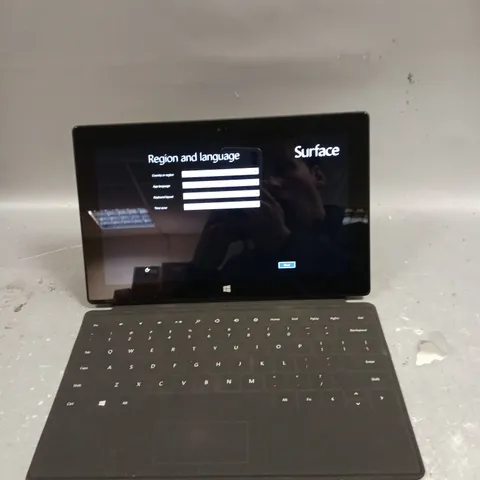 MICROSOFT SURFACE 1516 WITH KEYBOARD