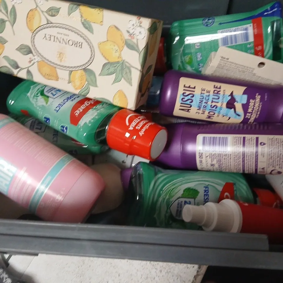 APPROXIMATELY 15 ASSORTED HEALTH & BEAUTY PRODUCTS TO INCLUDE HAIR BURST SHAMPOO, COLGATE SOFT MINT, AUSSIE CONDITIONER, ETC - COLLECTION ONLY