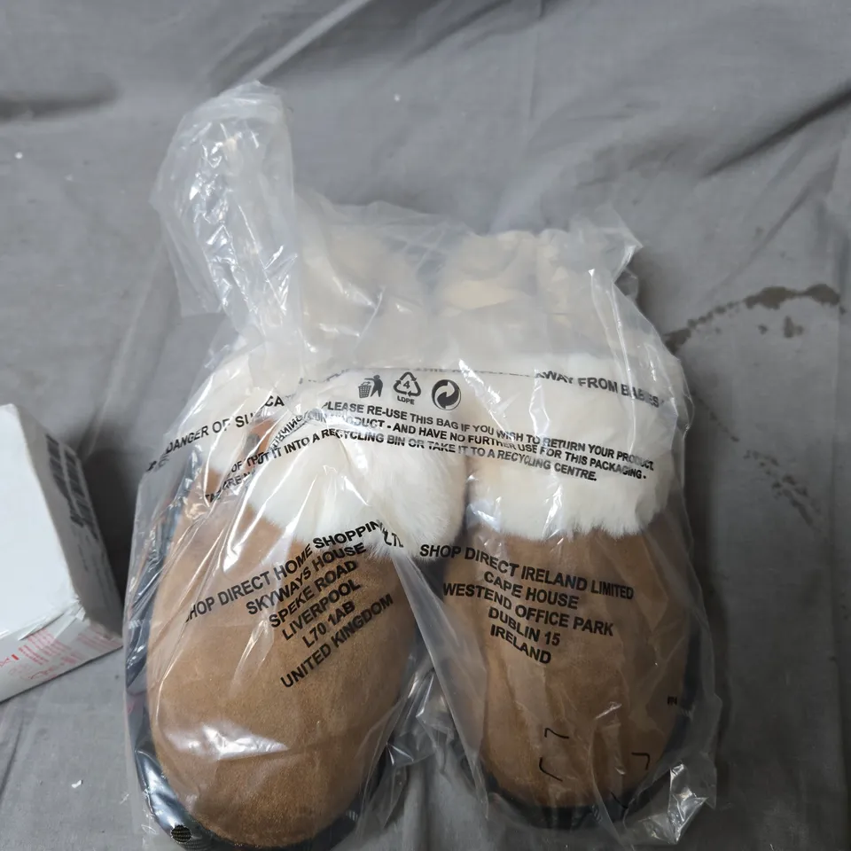 BOX OF APPROXIMATELY 20 ASSORTED HOUSEHOLD ITEMS INCLUDING MIRRORED JEWELLERY BOX , MULE SLIPPERS AND HIVE RADIATOR VALVE 