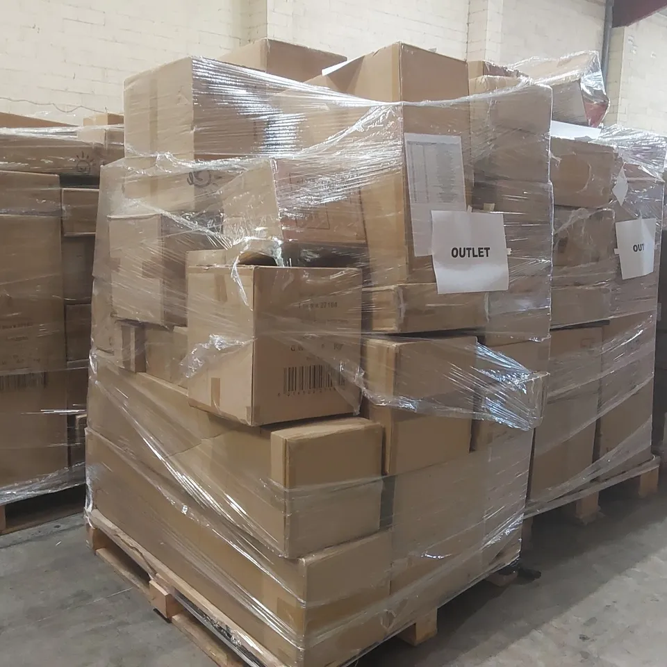 PALLET CONTAINING A VERY LARGE QUANTITY OF HOME LIGHTING PRODUCTS