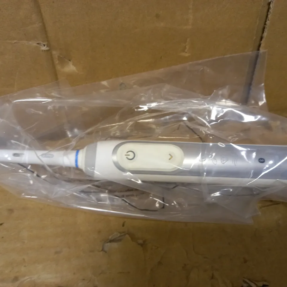 ORAL-B GENIUS 8000 CROSSACTION ELECTRIC TOOTHBRUSH
