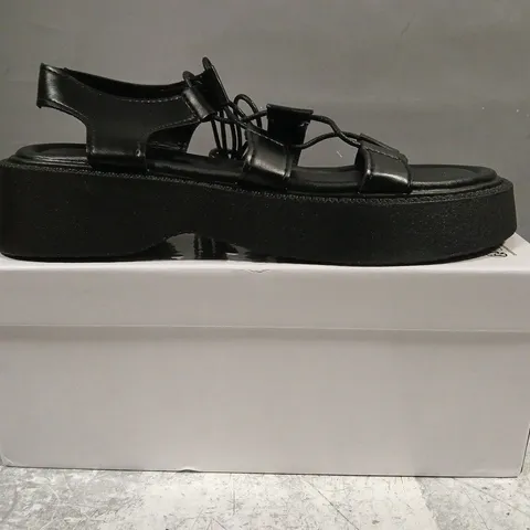 BOXED PAIR OF UNBRANDED OPEN TOE SANDALS IN BLACK ASIAN SIZE 260