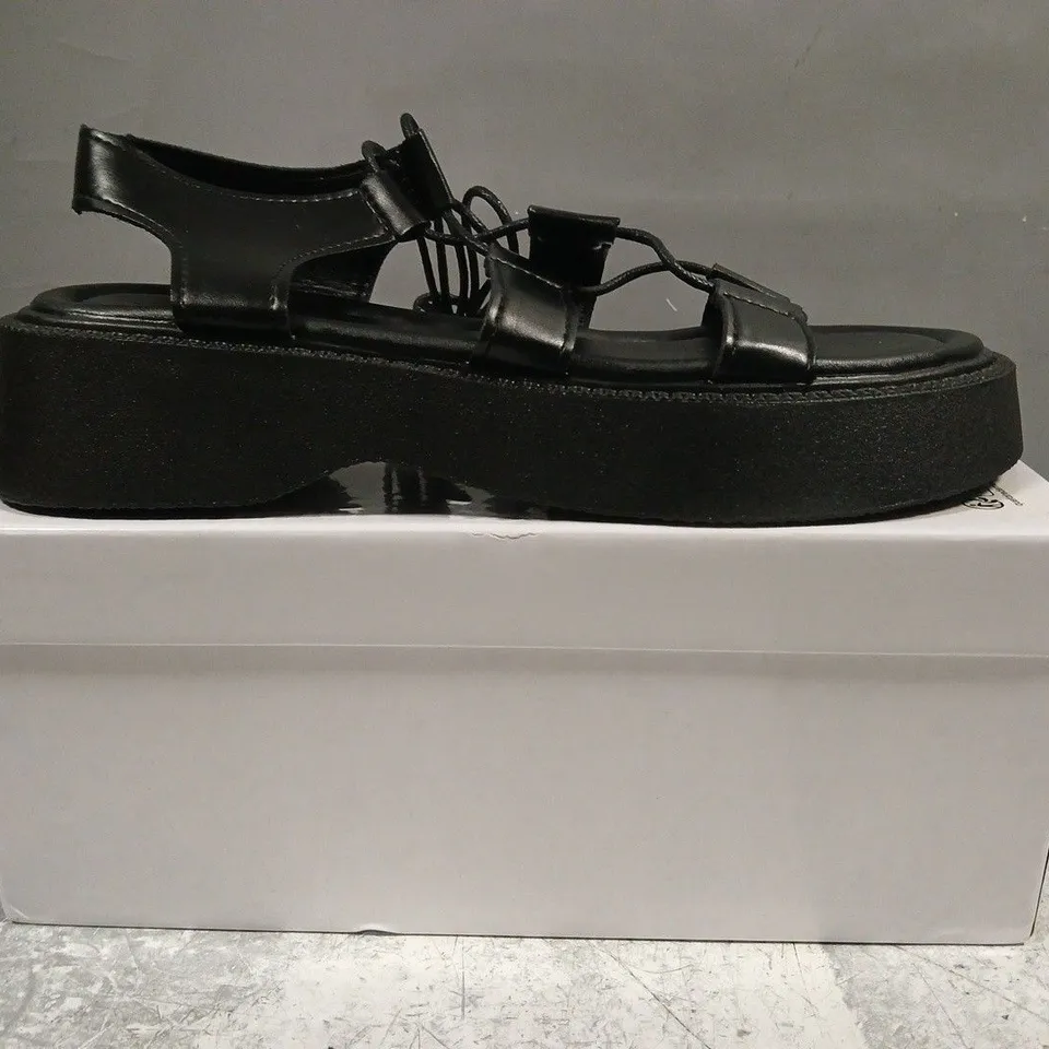 BOXED PAIR OF UNBRANDED OPEN TOE SANDALS IN BLACK ASIAN SIZE 260