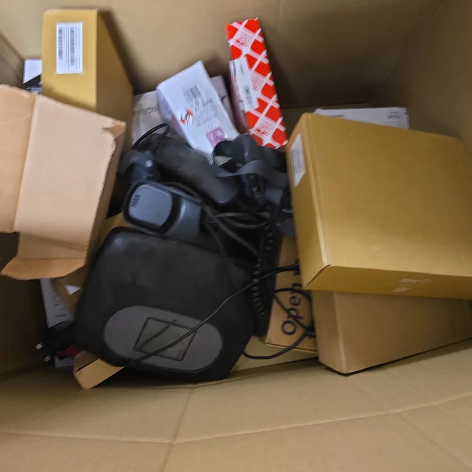BOX OF APPROXIMATELY 8 ASSORTED ITEMS TO INCLUDE - RETRACTABLE FAN , NOTEBOOK POWER ADAPTER ETC