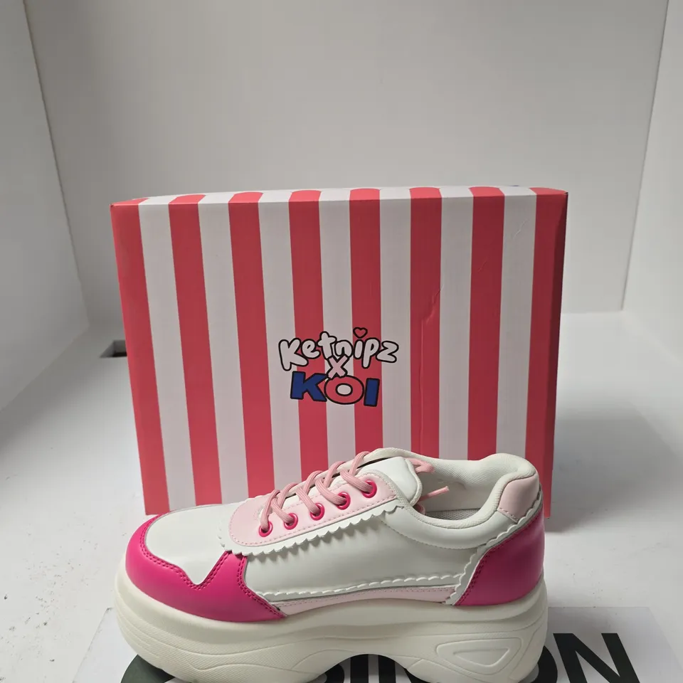 KETNIPZ X KOI PLATFORM SNEAKERS – PINK/WHITE, BOXED - SIZE US 10