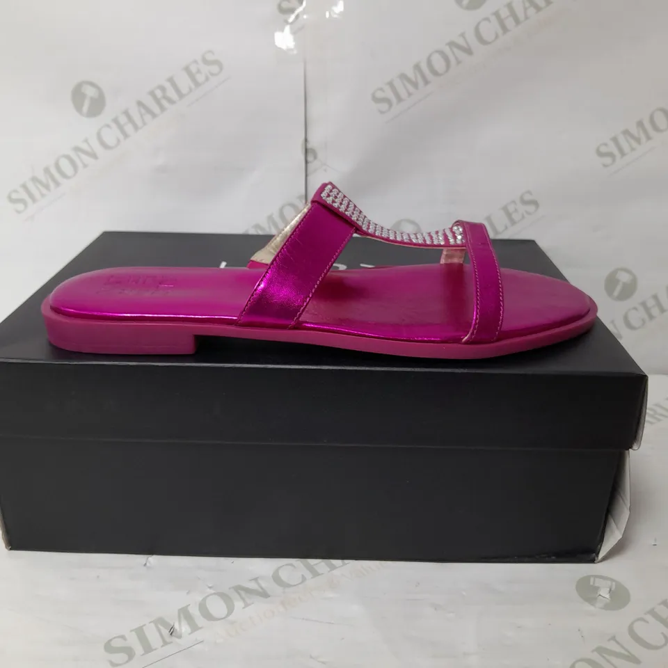 NATURALIZER RHINESTONE DETAIL STRAP SANDAL IN HOT PINK SIZE 7