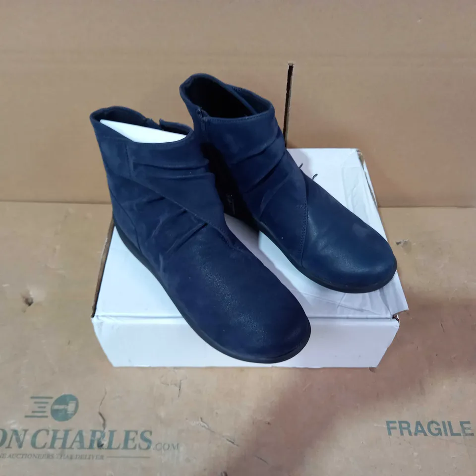 BOXED PAIR OF CLARKS - SIZE 5E