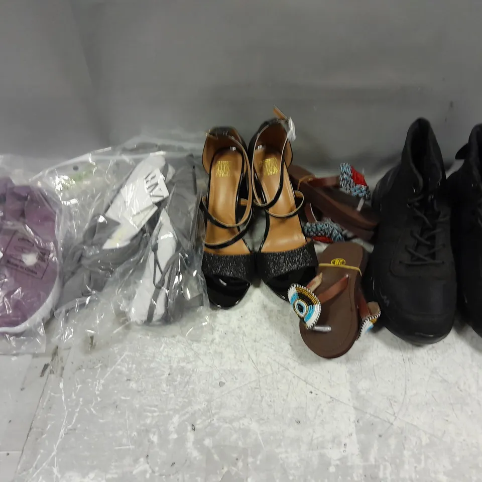 BOX OF APPROXIMATELY 15 PAIRS OF ASSORTED SHOES IN VARIOUS STYLES, COLOURS AND SIZES