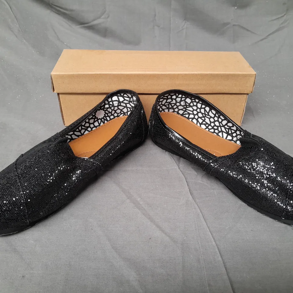 BOX OF APPROXIMATELY 20 BOXED PAIRS OF DESIGNER SLIP-ON SHOES IN BLACK W. GLITTER EFFECT - VARIOUS SIZES