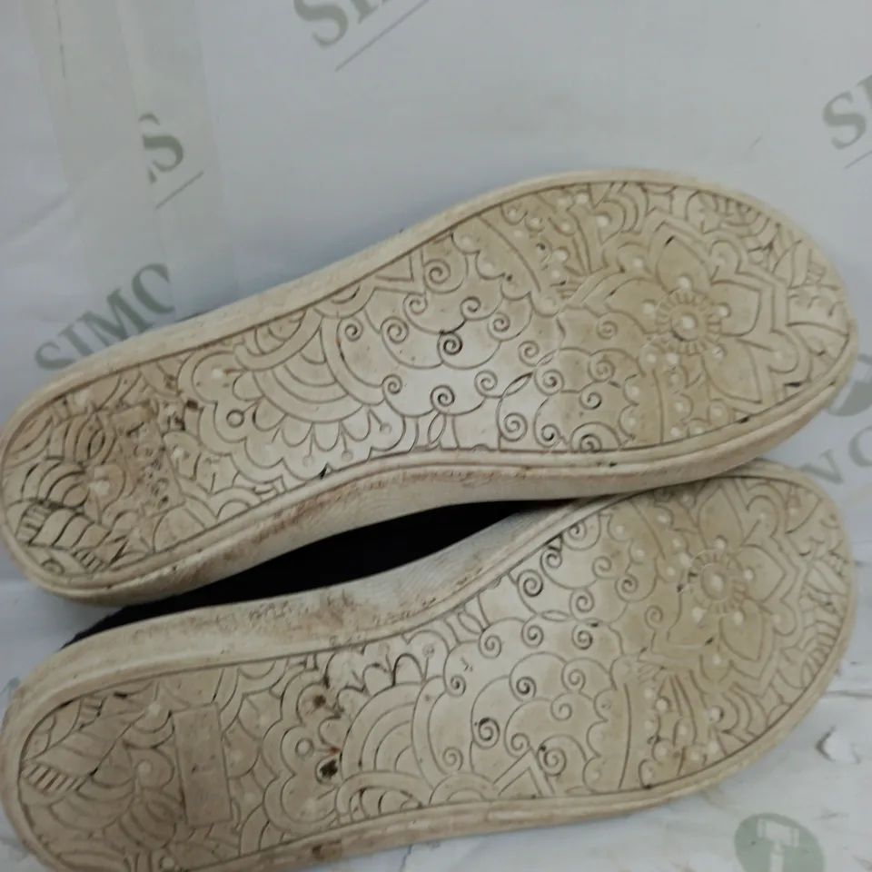 PAIR OF BOBS BY SKETCHERS WITE TRAINERS SIZE 6