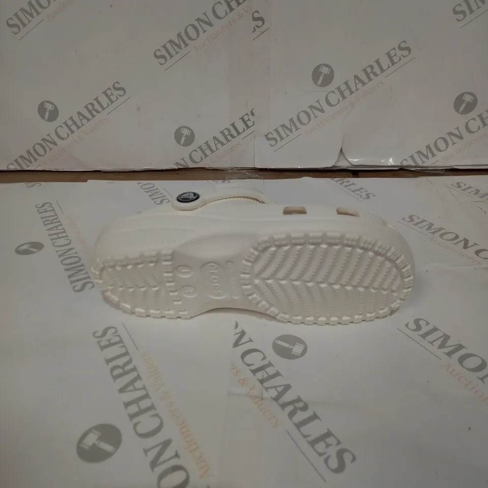 PAIR OF CROCS CLASSIC CLOG K - WHITE, SIZE 3 JUNIORS  
