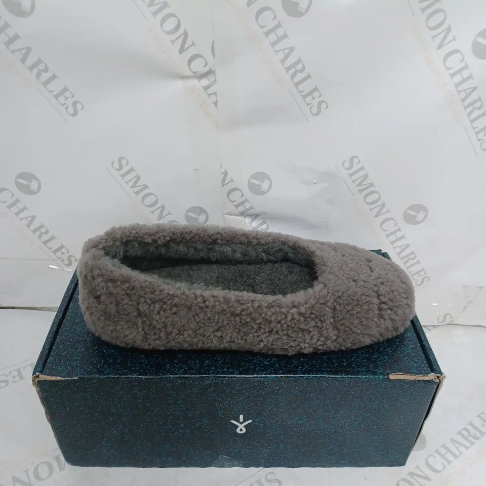 PAIR OF BOXED EMU AUSTRALIA "MIRA" SLIPPERS IN CHARCOAL, UK SIZE 6