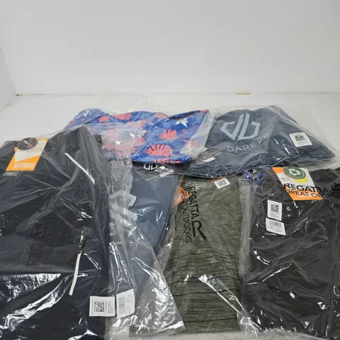 APPROXIMATELY 29 ASSORTED BRAND NEW REGATTA CLOTHING ITEMS IN VARIOUS SIZES, STYLES & COLOURS TO INCLUDE TUNED IN PANTS, FINGAL EDITION T SHIRT ETC