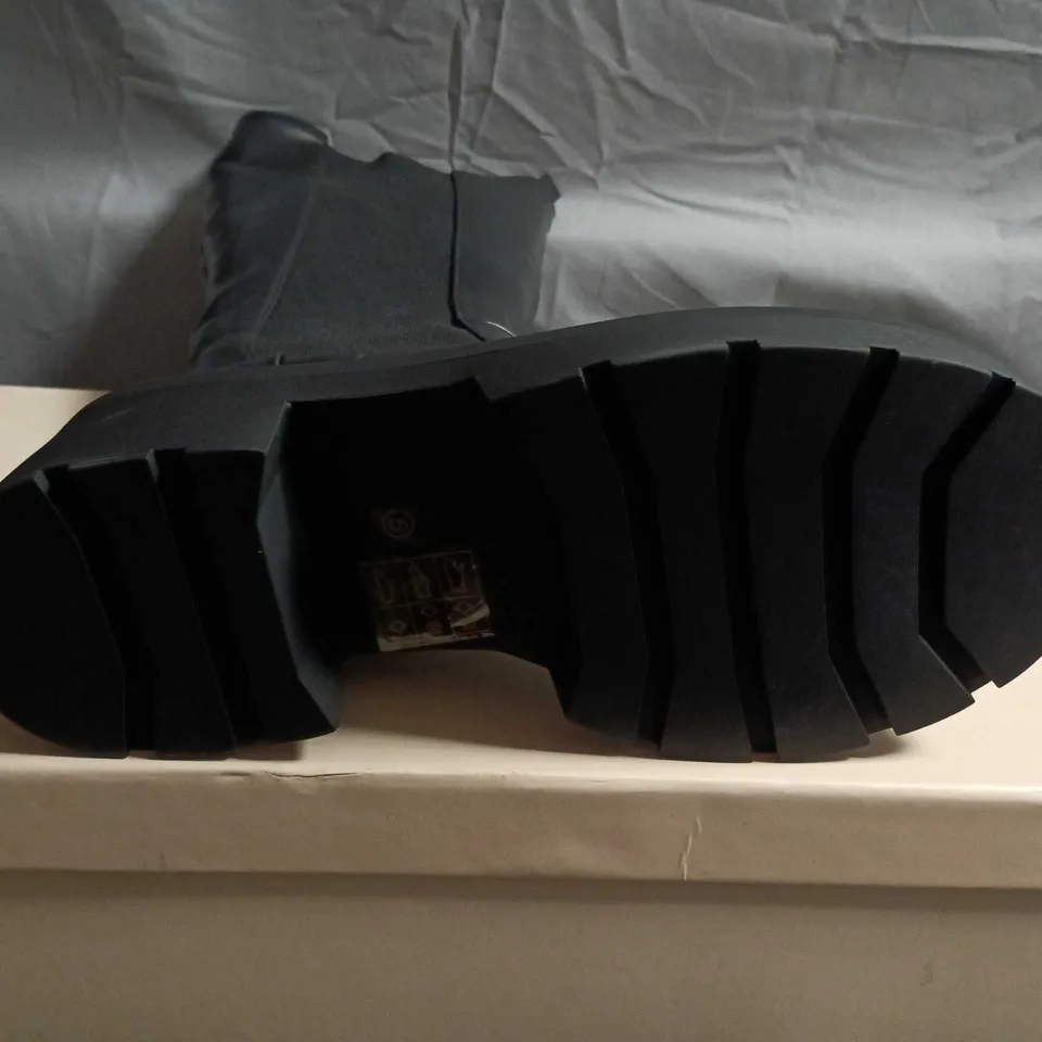 BOXED PAIR OF PUBLIC DESIRE BLACK KNEE-HIGH PULL-ON BOOTS- UK SIZE 5