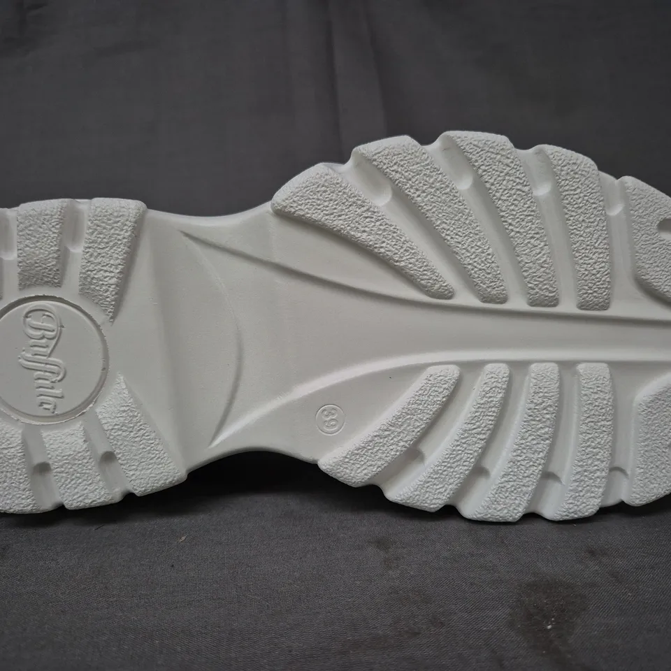 BRAND NEW BOXED PAIR OF BUFFALO LONDON CHUNKY OPEN TOE PLATFORM SANDALS IN WHITE/SILVER UK SIZE 5.5