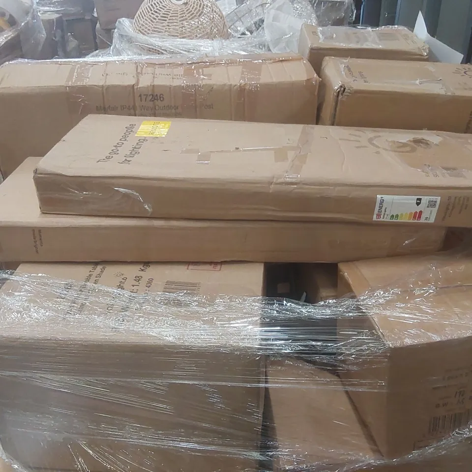 PALLET CONTAINING A VERY LARGE QUANTITY OF ASSORTED DESIGNER LIGHTING PRODUCTS
