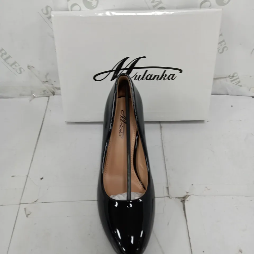 BOXED PAIR OF ALULANKA BLACK PUMP HEELS SIZE 36