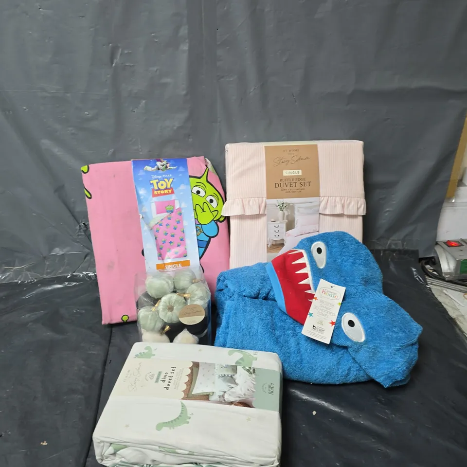 APPROXIMATELY 12 ASSORTED HOMEWARE ITEMS TO INCLUDE TODDLER DINO DUVET SET, SHARK 3D HOODED TOWEL, TOY STORY BEDDING, ETC 
