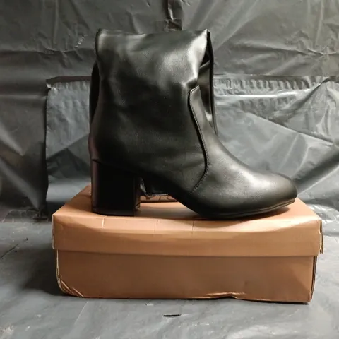 BOXED PAIR OF XY LONDON SYNTHETIC LEATHER KNEE-HIGH BLOCK HEEL BOOTS IN BLACK SIZE UK 5