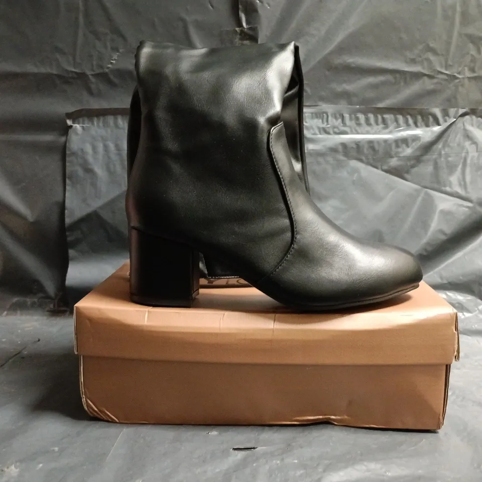 BOXED PAIR OF XY LONDON SYNTHETIC LEATHER KNEE-HIGH BLOCK HEEL BOOTS IN BLACK SIZE UK 5