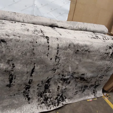 HOHMAN GREY/BLACK/OFF-WHITE RUG // 6'7" X 9'
