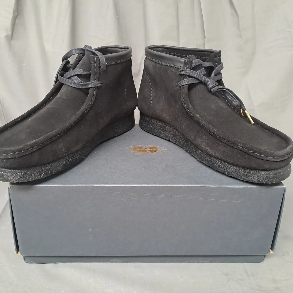 BOXED PAIR OF CLARKS ORIGINALS WALLABEE SHOES IN BLACK UK SIZE 9