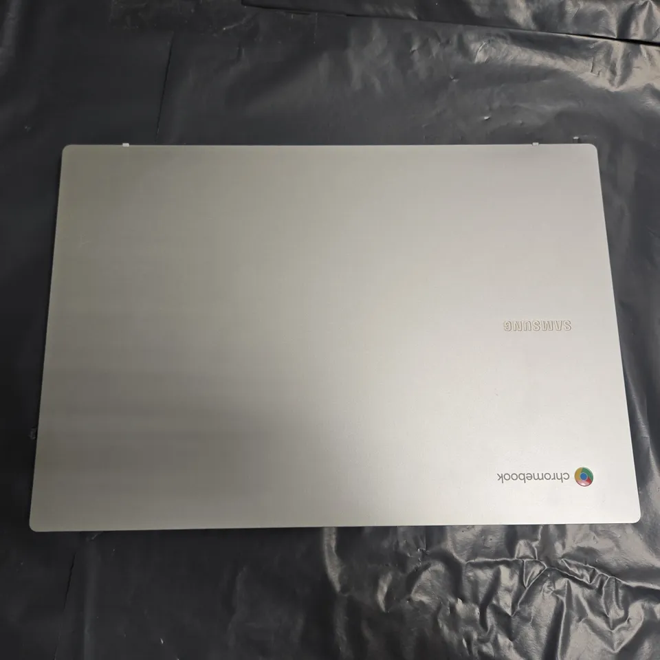 SAMSUNG XE456XDA LAPTOP IN SILVER COLOUR