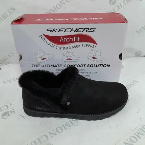 BOXED PAIR OF SKETCHERS DREAM BOOTIE BLACK SIZE 6