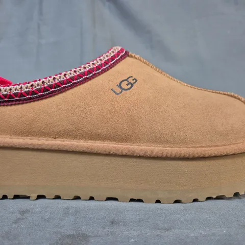 BOXED PAIR OF UGG SHOES IN CHESTNUT UK SIZE 6