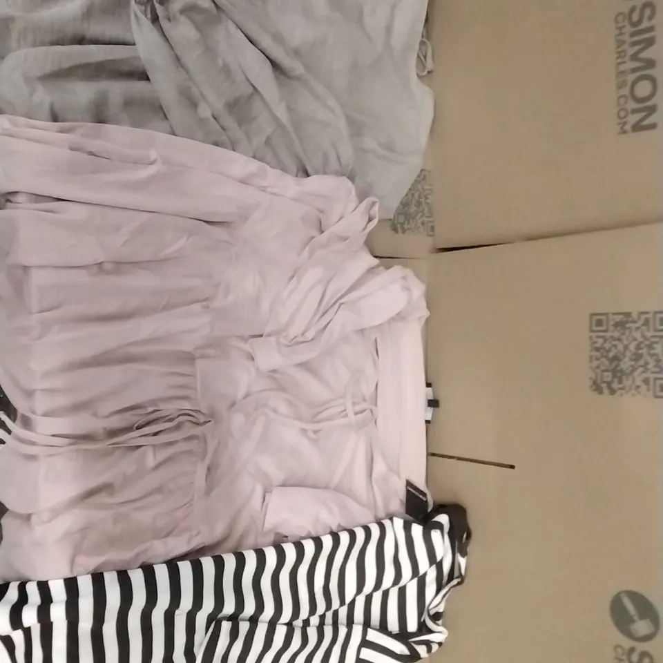 PALLET CONTAINING APPROXIMATELY 100 BRAND NEW DESIGNER WOMEN'S CLOTHES WHICH INCLUDE; JD WILLIAMS TOPS, DRESSES ETC