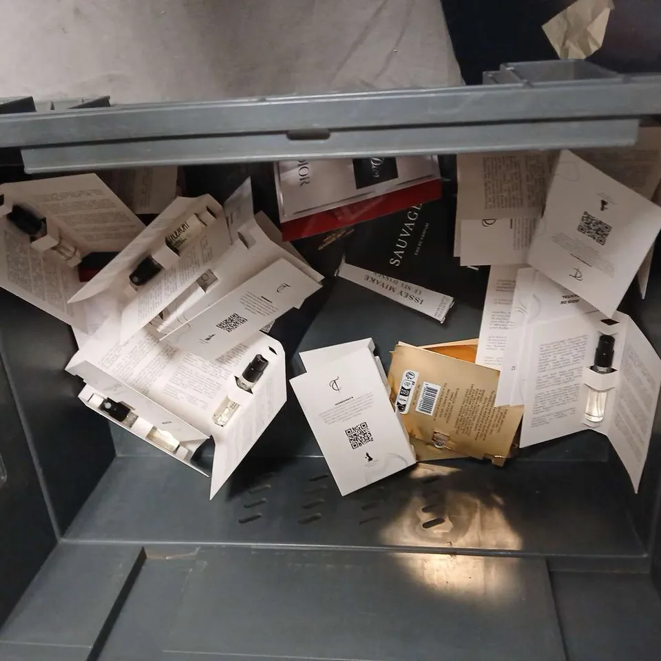 LARGE QUANTITY OF ASSORTED SAMPLE AND TESTER FRAGRANCES TO INCLUDE; JIMMY CHOO, DIOR AND THOMPSON AND CARTER