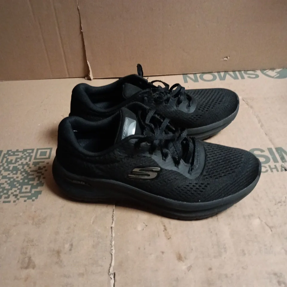 SKECHERS ARCH FIT BLACK TRAINERS SIZE 4 BOXED